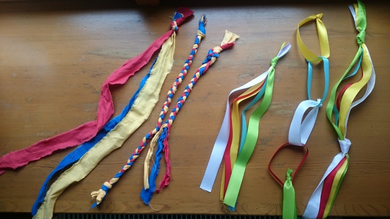 Bunte Bänder des Willkommens